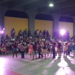 Estudantes performando uma coreografia na festa junina